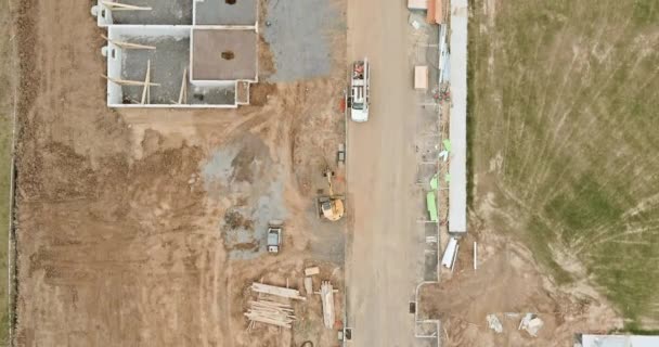 Výstavba leteckého shora pohled na nalévání základů pro novou budovu s předměstím — Stock video