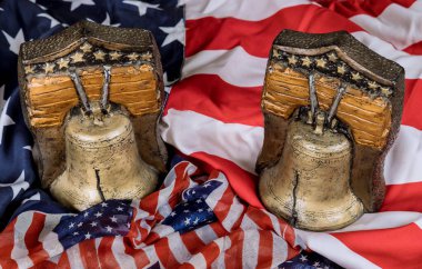 Amerikan Bayram Kutlama Günü, Hafıza Çanı Amerikan bayrağı arka planında