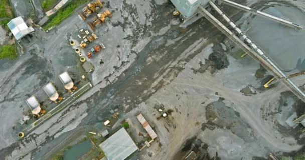 Panorama vista aérea mina a cielo abierto minería, volquetes, canteras industria extractiva pelar trabajo grandes camiones mineros de maquinaria camiones. — Vídeos de Stock