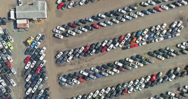 Vista aérea um muitos carros usados estacionamento leilão lote revendedor — Vídeo de Stock