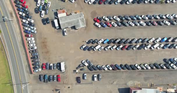 Panorama vista em muitos parque de estacionamento do carro leilão — Vídeo de Stock