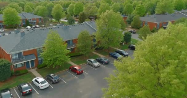 Vista aérea paisagem urbana no complexo de apartamentos pequena cidade americana — Vídeo de Stock