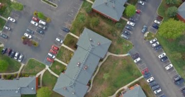 Modern apartman binaları küçük Amerikan kasabası