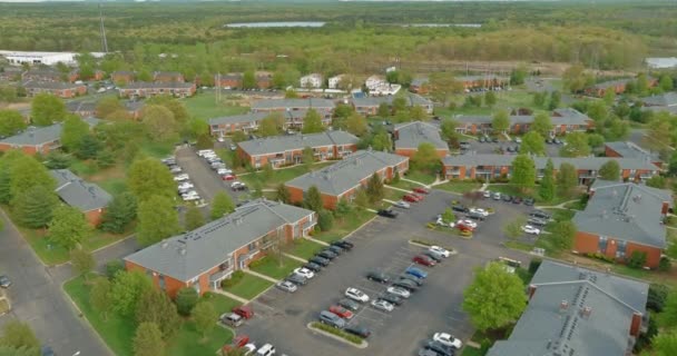 Kleiner amerikanischer Stadtbezirk mit Häusern und Straßen aus der Luft — Stockvideo