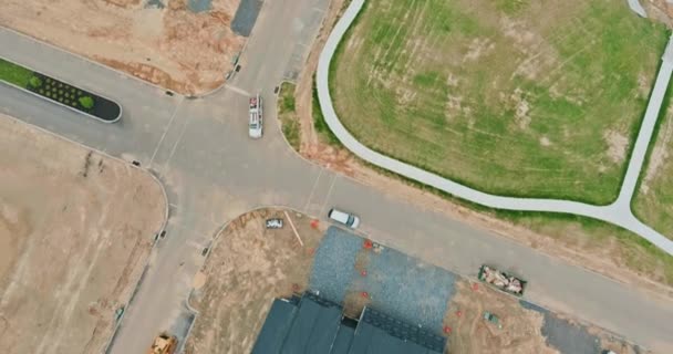 Gebouw van huizen van kleine bouwplaatsen met veel vrachtwagens en machines — Stockvideo