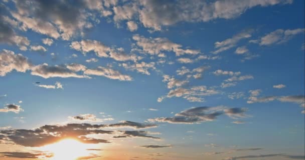 Panoramiczny widok płaszczyzny przelatującej przez niebo podczas zachodu słońca — Wideo stockowe