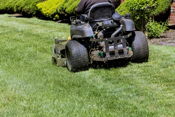 Layanan Kota Untuk Memotong Rumput Mesin Pemotong Rumput Rumput Hijau — Stok Foto