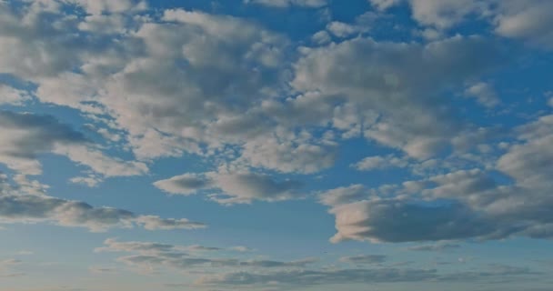 Panoramatický pohled letecké mraky na modré obloze při západu slunce — Stock video