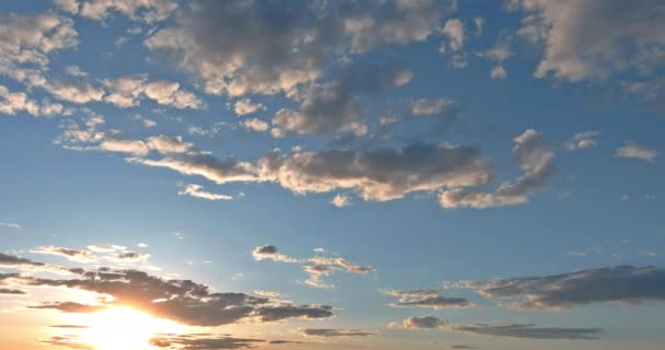 Nuvens ao pôr-do-sol céu colorido pôr-do-sol com o sol se põe, azul e violeta nuvens fluxo — Vídeo de Stock