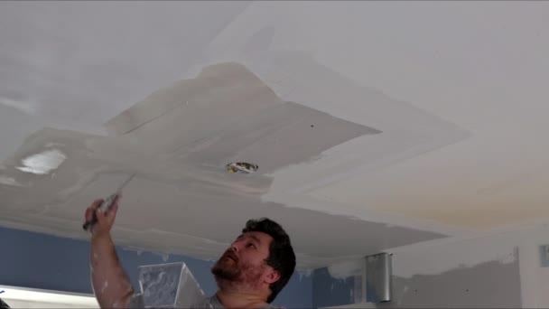 Närbild av att tillämpa spackel i taket i rummet putsning tak med spackel på förbereda för målning i lägenhet — Stockvideo