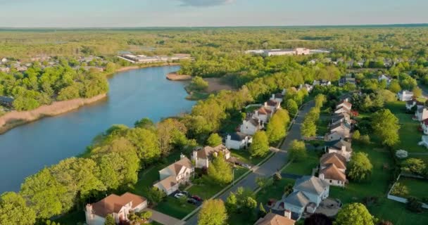 Luchtfoto van eengezinswoningen, een woonwijk East Brunswick New Jersey — Stockvideo