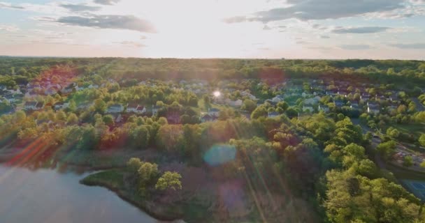 Luftaufnahme Dächer der in der Nähe einer Flussstadt gelegenen Häuser in East Brunswick in der urbanen Landschaft eines kleinen Schlafbereichs New Jersey — Stockvideo