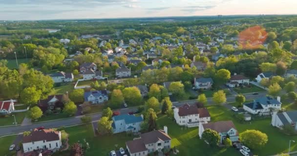 Вид на небольшой городок Ист-Брансвик с видом на жилой квартал в Нью-Джерси — стоковое видео