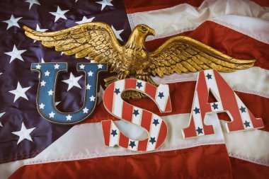 Mutlu Amerika. Vatanseverlik federal bayramı. Amerikan bayrağının İşçi Bayramı. Amerikan Kel Kartalı yazılı.