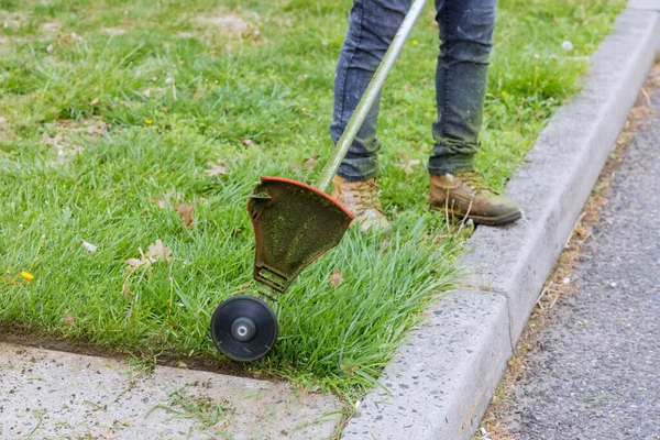 Close Man Hand Using Lawn Trimmer Mower Cutting Grass Green — Stock Photo, Image