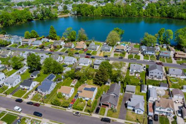 Geniş bir manzara, tek kişilik uzun bir ev manzarası, Sayreville 'in New Jersey göleti yakınlarındaki güzel yerleşim yerlerinde.