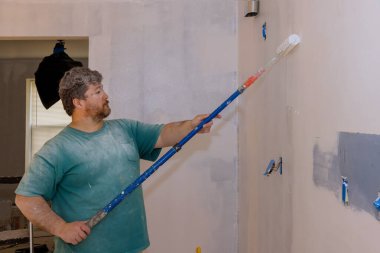 İç dekorasyon, erkek el boyası duvar boyası boya silindirli daire, rengarenk boya.