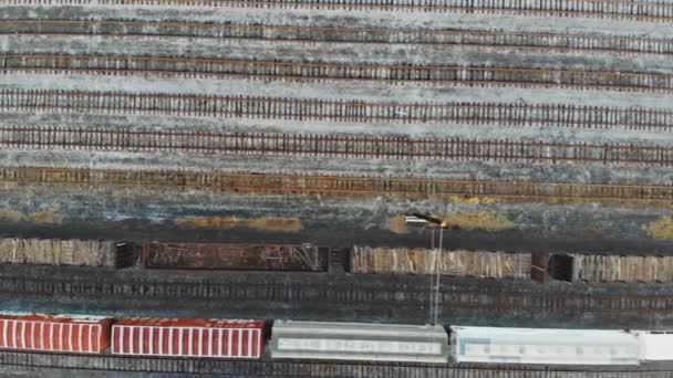 Vista aérea de carga de la estación de ferrocarril en un sumidero. — Vídeos de Stock
