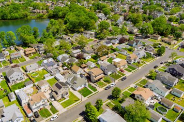 Tek kişilik aile evleri, New Jersey 'deki göletin yakınındaki Sayreville yerleşim bölgesi.