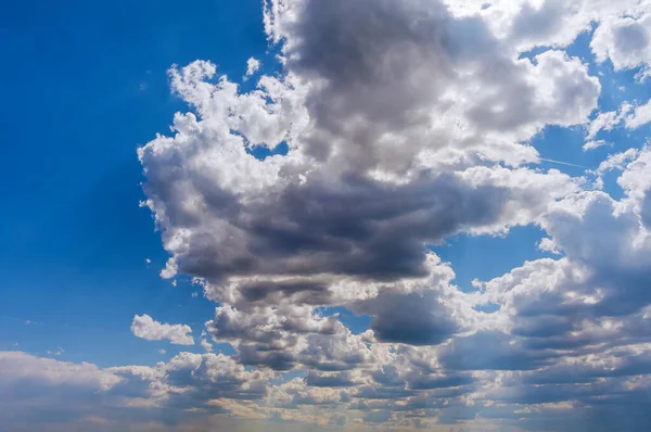 空に浮かぶ白い雲の積乱雲のパノラマ — ストック写真