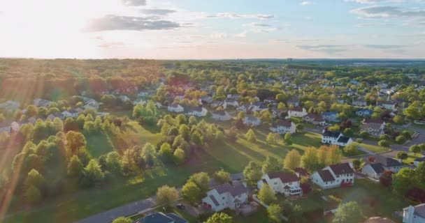 Aérea con vistas a la pequeña ciudad un barrio residencial de Brunswick Oriental desarrollo de viviendas de Nueva Jersey — Vídeos de Stock