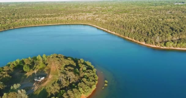 Vista aérea no lago de cor turquesa entre a floresta verde. — Vídeo de Stock