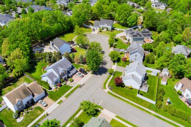 Yükseklerdeki panoramik manzara ikametgah çatıları Sayreville 'in New Jersey' deki küçük evleri.