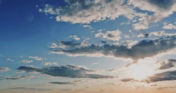 Hipnotyzujący widok chmur lotniczych na błękitnym niebie podczas zachodu słońca — Wideo stockowe