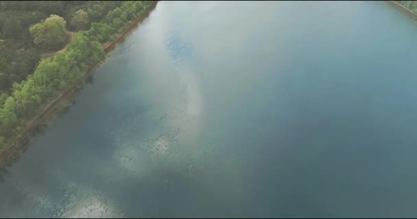Panoramautsikt över blått vatten i en skogssjö med träd stort panorama — Stockvideo