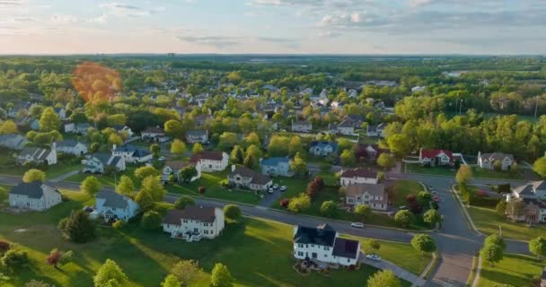 Luchtfoto van woonwijk woningbouw district East Brunswick New Jersey — Stockvideo