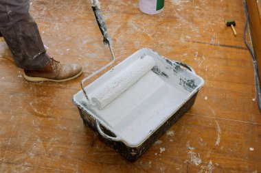 Duvarları ve tavanı boyamak için boya silindirleri. İç dekorasyon çok kolay.