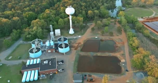 Vista aérea da construção de limpeza para um tratamento de esgoto em sistemas — Vídeo de Stock