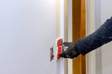 Çalışan müteahhit el boyası ile duvar boyama köşesi boya kenarı ev yenileme
