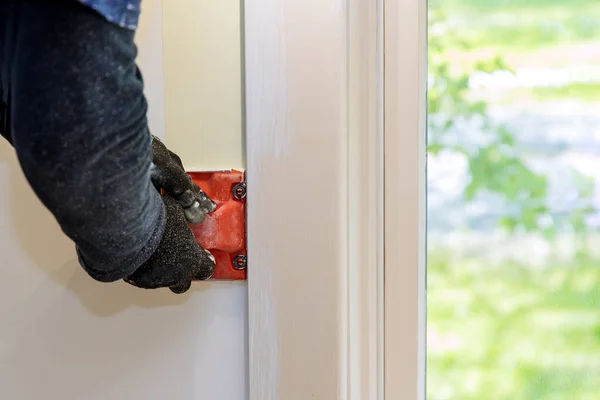 Home Renovatie Werkende Aannemer Gebruiker Hoek Verfkantenborstel Schilder Handen Het — Stockfoto