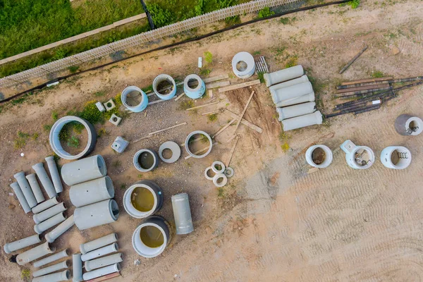 Staplade Betongrör För Att Bygga Dräneringssystem Byggmaterial Stack Brädor Metallram — Stockfoto