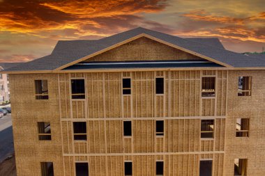 Panorama manzara kirişi bir apartman inşaat duvarının tamamlanmamış çerçevesi