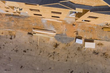 İnşaat halindeki yeni evdeki kirişlerin çerçevelenmesi