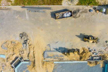 Temel çukuru üzerine beton duvarlar monte edilen inşaat sahasında hava manzarası
