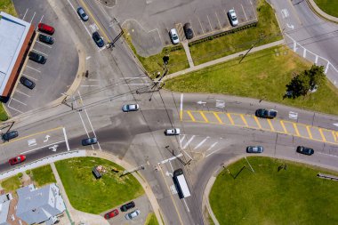 Ana asfalt yol kavşağı, birden fazla otoyol şeridi var, trafik ışığı var, yaya geçidi, hava manzaralı.