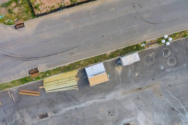 Forklift destesinin havadan görünüşü ahşap döşeme tahtaları ve yeni ev için kirişler yapım aşamasında