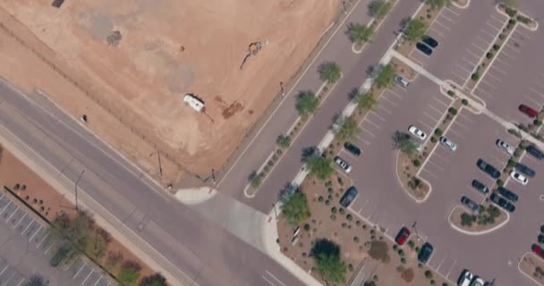Vista aérea del terreno de construcción preparado para el desarrollo de un nuevo distrito residencial con edificios de apartamentos sitio de trabajo — Vídeos de Stock