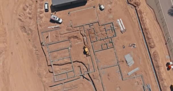 Bouw van een bovenaanzicht vanuit de lucht op industriële uitrusting en machines die werken op bouwterreinen die zijn voorbereid op de ontwikkeling van de werkzaamheden — Stockvideo