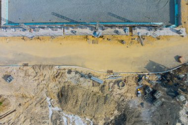 Bir duvar inşaatı için hava manzarası hazırlığı, betonla doldurulmuş form blokları