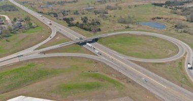 Kavşaklı karayolu ulaşımının havadan görüntüsü