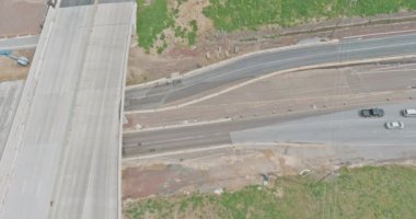 ABD 'de modern bir karayolu kavşağının yenileme köprüsündeki büyük yol inşaatı
