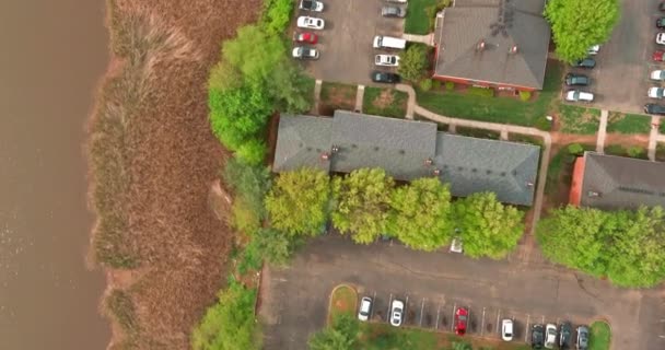 川の風景に沿って複雑な四半期のタウンハウス屋根の睡眠エリアの家と空中ビュー — ストック動画