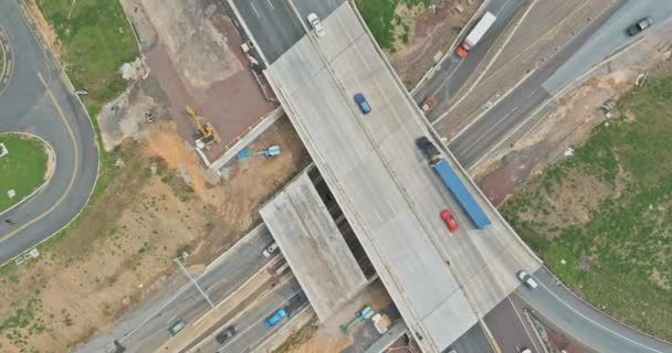 Реконструкция автодорожного моста на автомагистрали США — стоковое видео