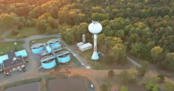Вид с воздуха на очистные сооружения Промышленная очистка воды — стоковое видео