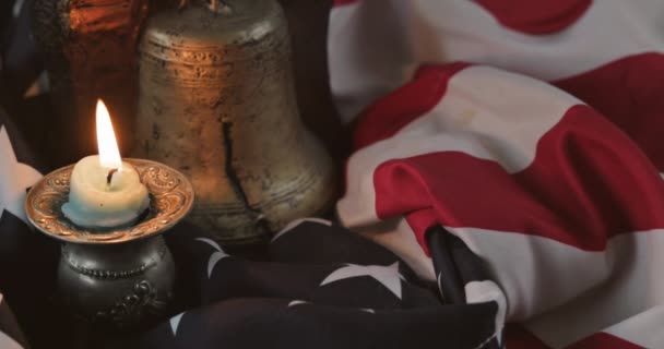 Bandera americana en Memorial Day honor respeto patriótico militar EE.UU. en la memoria de la vela y recordar campana — Vídeos de Stock