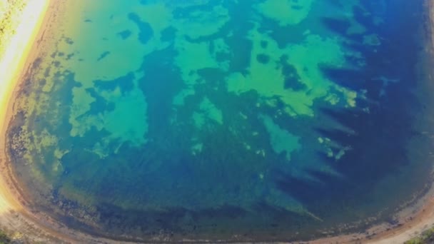 Воздушное озеро в полете беспилотника над озером. — стоковое видео